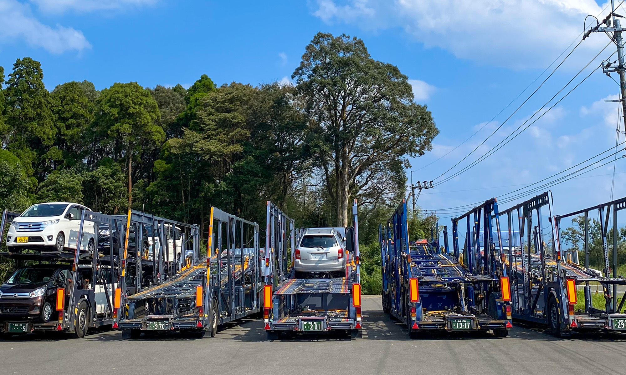 車両を積載したキャリアカーの隊列